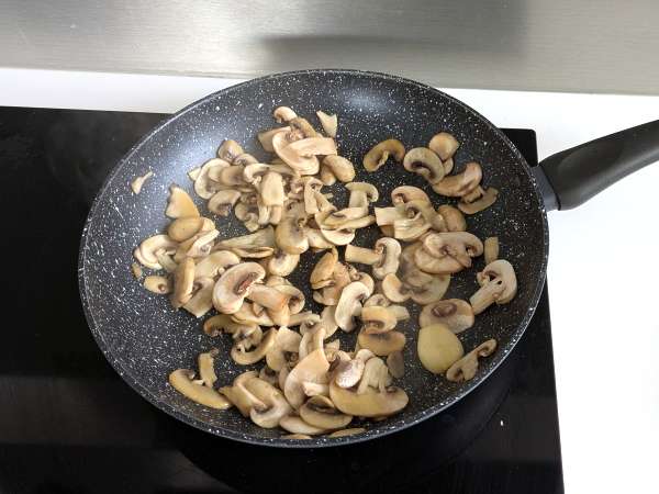 Meatloaf labu dengan jamur dan keju scamorza berserabut: resep panggang yang enak dan mudah - Persiapan langkah 3