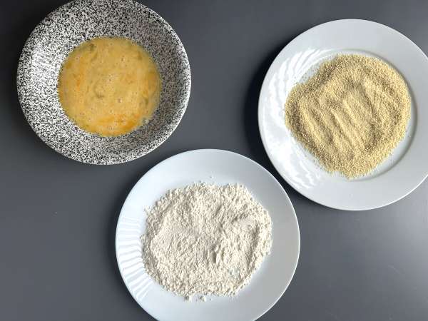 Caprice dilapisi tepung roti para dewa dengan kentang penggorengan - Persiapan langkah 3