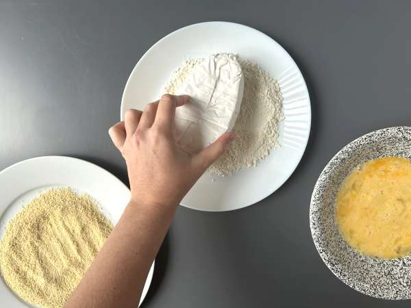 Caprice dilapisi tepung roti para dewa dengan kentang penggorengan - Persiapan langkah 4