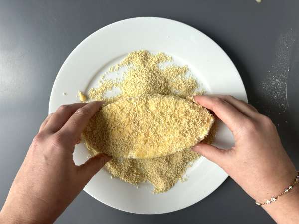 Caprice dilapisi tepung roti para dewa dengan kentang penggorengan - Persiapan langkah 5