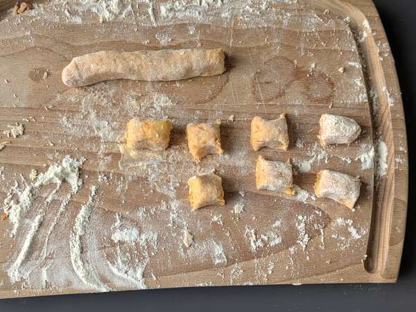 Gnocchi labu yang lembut dengan Philadelphia dan kacang kenari yang renyah - Persiapan langkah 4