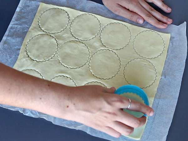 Kue tart Halloween dengan jamur dan bawang putih serta keju herba - Persiapan langkah 1