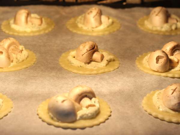 Kue tart Halloween dengan jamur dan bawang putih serta keju herba - Persiapan langkah 7