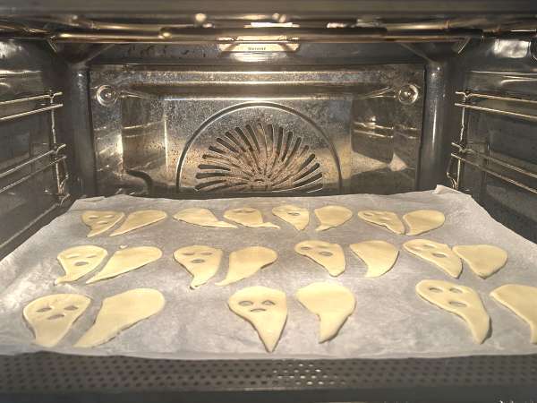 Biskuit hantu: resep Halloween termudah dan terlucu untuk dibuat bersama anak-anak - Persiapan langkah 4