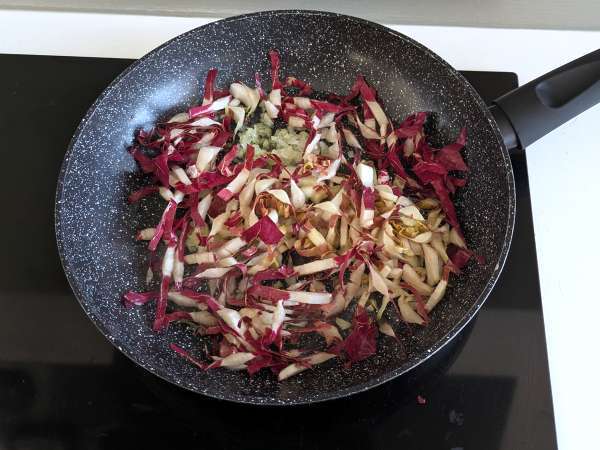 Pasta krim dengan radicchio, bacon renyah, dan kenari: resep cepat dan tak tertahankan - Persiapan langkah 2