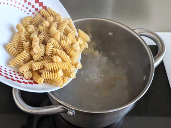 Pasta krim dengan radicchio, bacon renyah, dan kenari: resep cepat dan tak tertahankan - Persiapan langkah 3