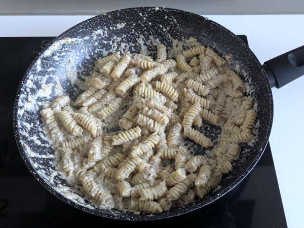 Pasta krim dengan radicchio, bacon renyah, dan kenari: resep cepat dan tak tertahankan - Persiapan langkah 6