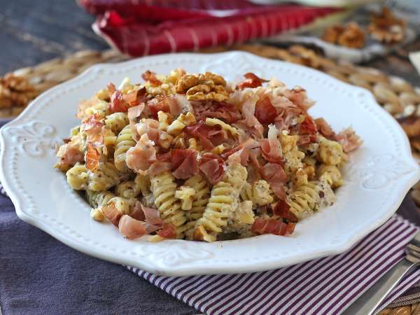 Pasta krim dengan radicchio, bacon renyah, dan kenari: resep cepat dan tak tertahankan - Persiapan langkah 7