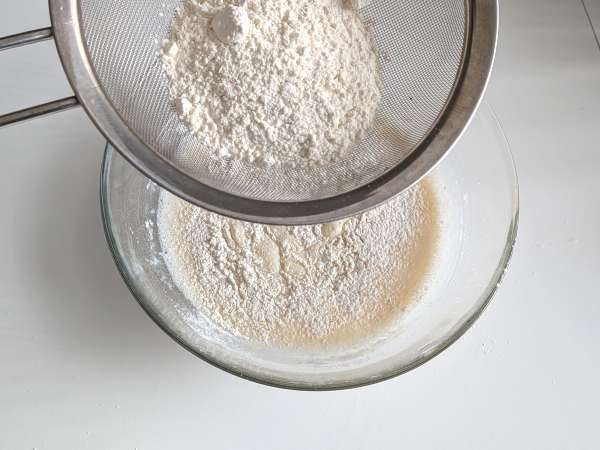 Crespelle ricotta dan jamur: resep vegetarian krim yang sempurna untuk setiap kesempatan - Persiapan langkah 1