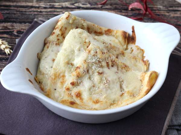 Crespelle ricotta dan jamur: resep vegetarian krim yang sempurna untuk setiap kesempatan - Persiapan langkah 13