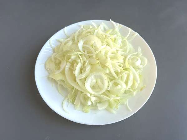 Onion confit: sederhana, elegan, dan sempurna dengan daging dan keju - Persiapan langkah 1