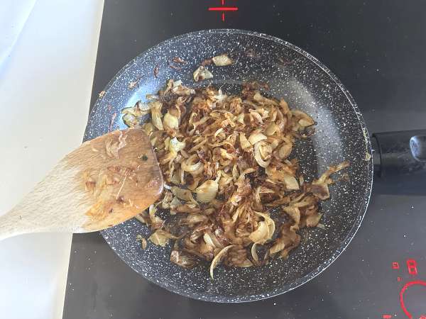 Onion confit: sederhana, elegan, dan sempurna dengan daging dan keju - Persiapan langkah 4