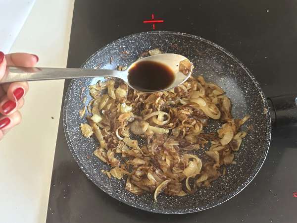 Onion confit: sederhana, elegan, dan sempurna dengan daging dan keju - Persiapan langkah 5