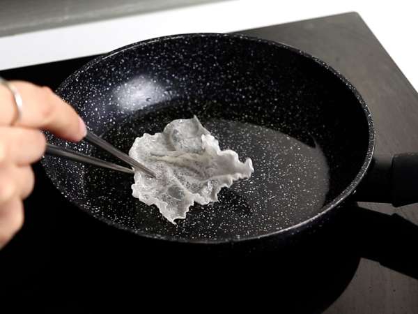 Taco Asia: salmon tartar dalam keripik nasi - Persiapan langkah 2