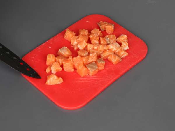 Taco Asia: salmon tartar dalam keripik nasi - Persiapan langkah 3