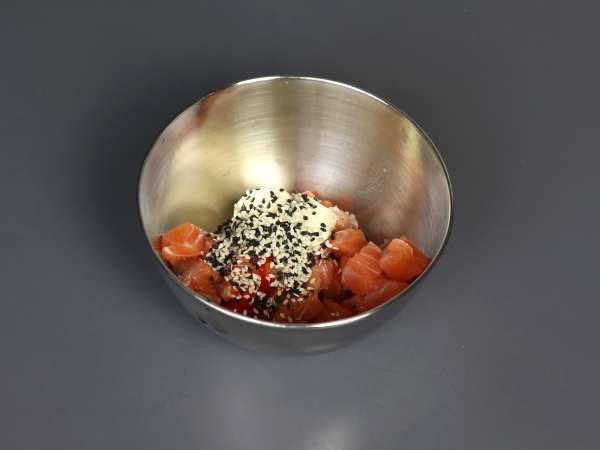 Taco Asia: salmon tartar dalam keripik nasi - Persiapan langkah 4