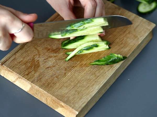 Salad warna-warni dengan bihun dan udang serta saus kacang pedas - Persiapan langkah 1