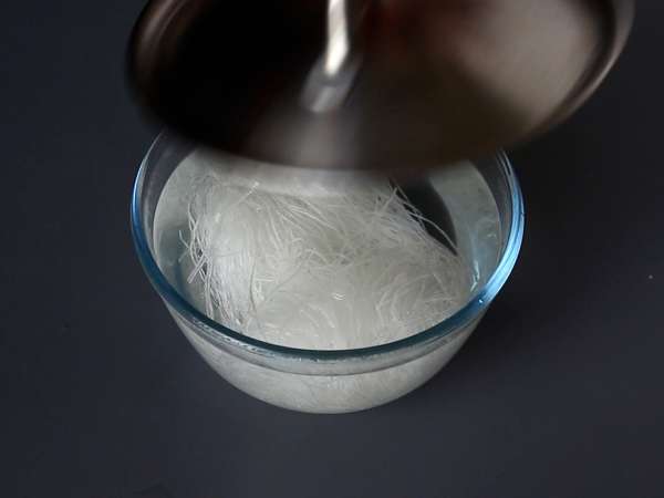 Salad warna-warni dengan bihun dan udang serta saus kacang pedas - Persiapan langkah 2