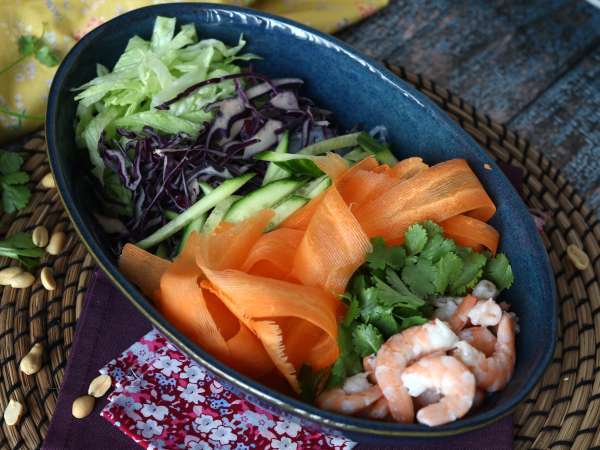 Salad warna-warni dengan bihun dan udang serta saus kacang pedas - Persiapan langkah 4