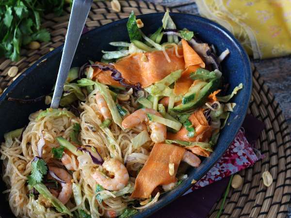 Salad warna-warni dengan bihun dan udang serta saus kacang pedas - Persiapan langkah 6