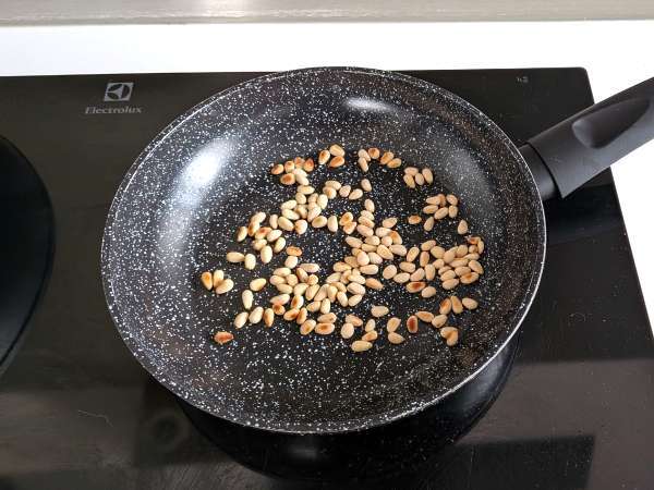 Spageti dengan tomat ceri dan kacang pinus: resep yang lembut dan harum - Persiapan langkah 5