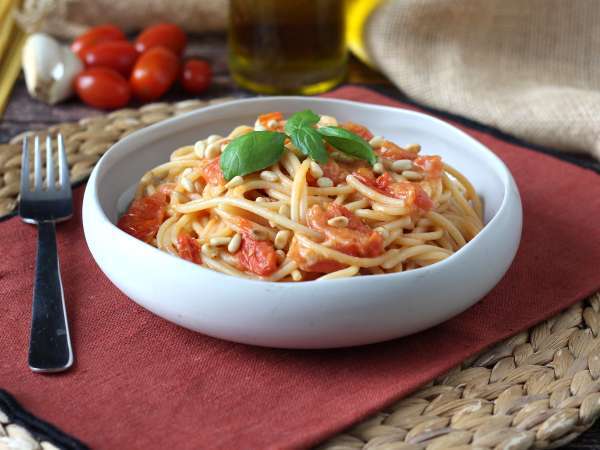 Spageti dengan tomat ceri dan kacang pinus: resep yang lembut dan harum - Persiapan langkah 7