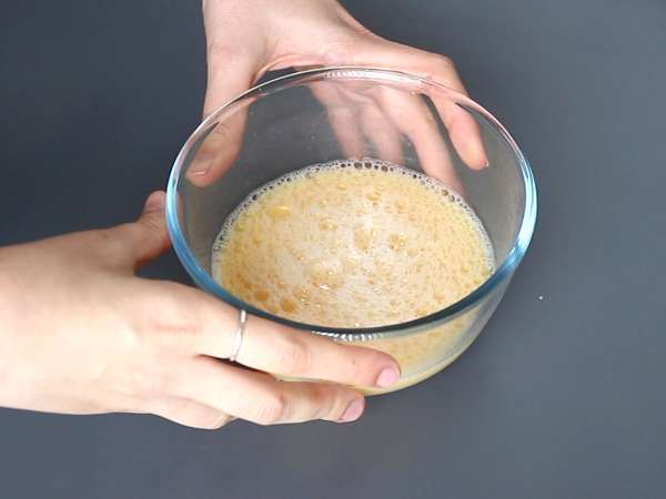 Telur kukus Cina: resep Cina untuk telur sutra kukus hanya dengan dua bahan! - Persiapan langkah 1