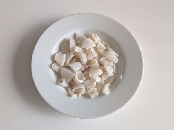 Pasta dengan cumi-cumi beku dan tomat ceri: resep sederhana dan lezat - Persiapan langkah 1