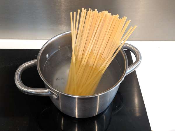 Pasta dengan cumi-cumi beku dan tomat ceri: resep sederhana dan lezat - Persiapan langkah 5