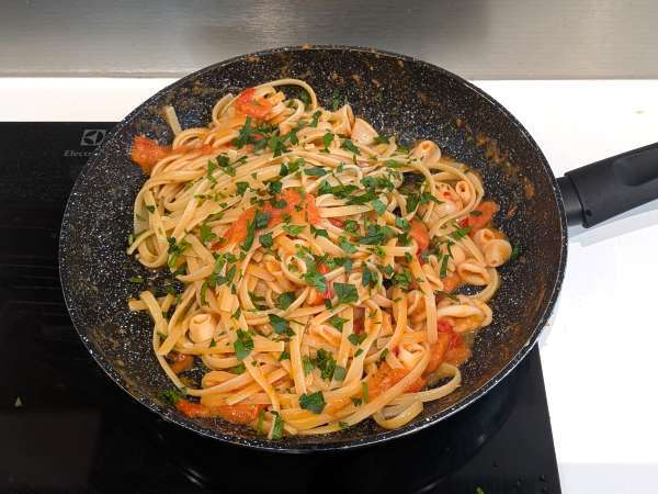 Pasta dengan cumi-cumi beku dan tomat ceri: resep sederhana dan lezat - Persiapan langkah 6