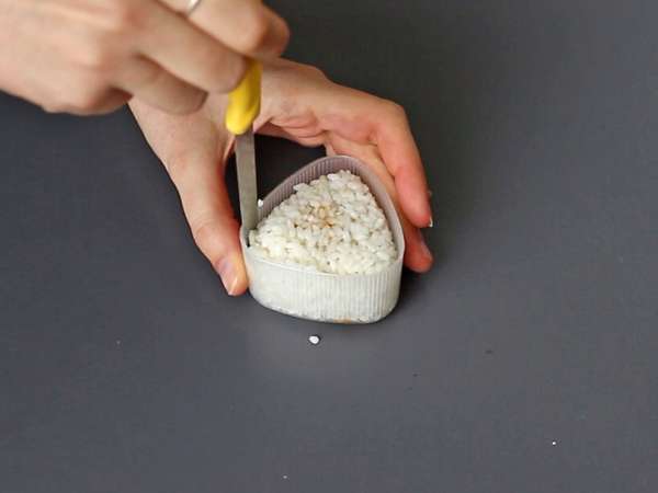 Onigiri dengan kuning telur yang diawetkan dengan kecap asin - Persiapan langkah 7