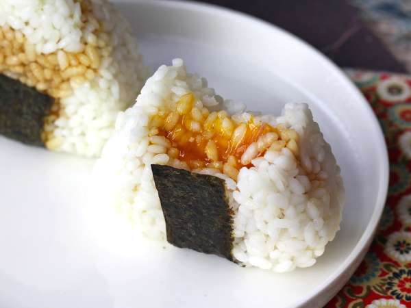 Onigiri dengan kuning telur yang diawetkan dengan kecap asin - Persiapan langkah 10