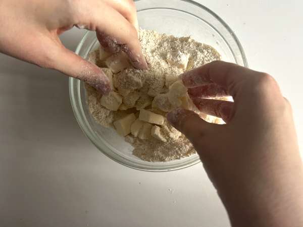 Blueberry almond crumble: keemasan di bagian atas, berair di bagian dalam - Persiapan langkah 3