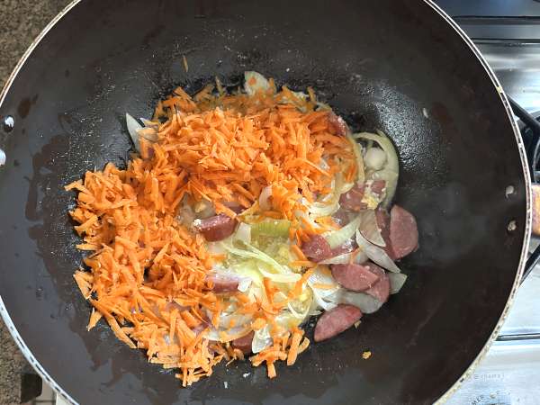 Farofa pepperoni emas dengan telur dan wortel - Persiapan langkah 2