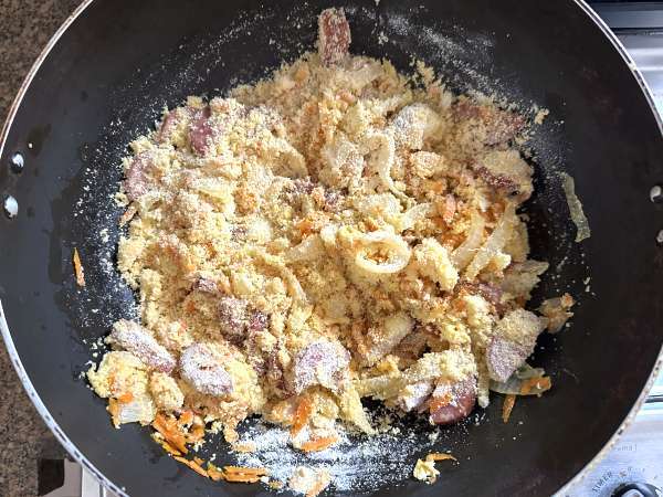 Farofa pepperoni emas dengan telur dan wortel - Persiapan langkah 3