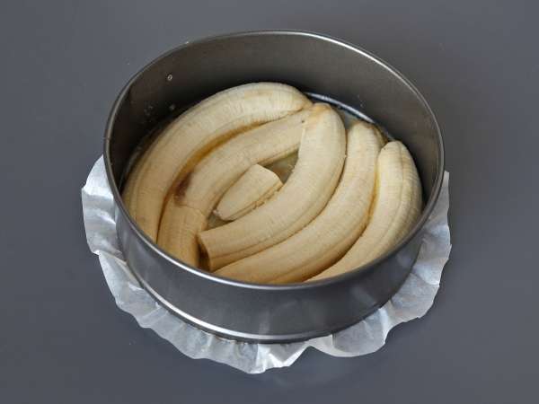 Kue pisang terbalik dengan fondant ekstra - Persiapan langkah 2