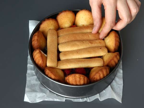 Charlotte buah merah dengan madeleine - Persiapan langkah 7