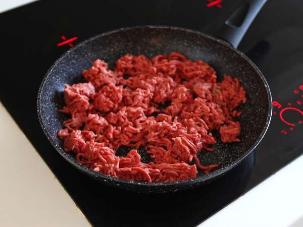 Tortilla yang dipanggang dalam oven dengan quesadilla dan isian daging sapi pedas - Persiapan langkah 1