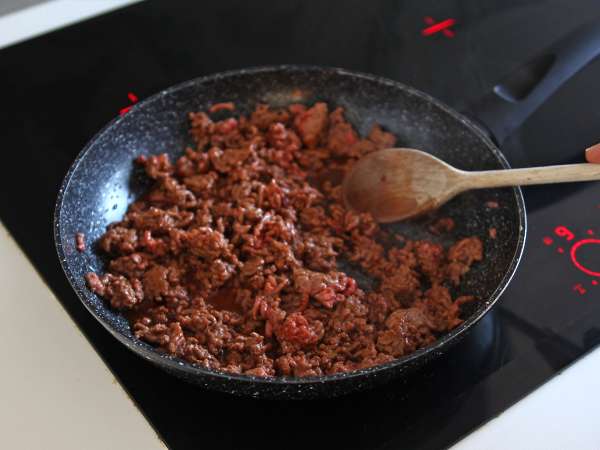 Tortilla yang dipanggang dalam oven dengan quesadilla dan isian daging sapi pedas - Persiapan langkah 2