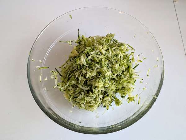 Conchiglioni diisi dengan ricotta, cukini, dan lemon: krim dan au gratin di dalam oven - Persiapan langkah 1