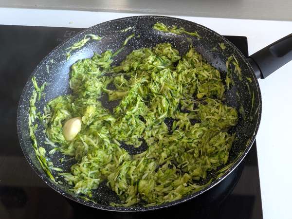 Conchiglioni diisi dengan ricotta, cukini, dan lemon: krim dan au gratin di dalam oven - Persiapan langkah 2