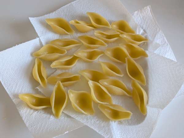 Conchiglioni diisi dengan ricotta, cukini, dan lemon: krim dan au gratin di dalam oven - Persiapan langkah 3