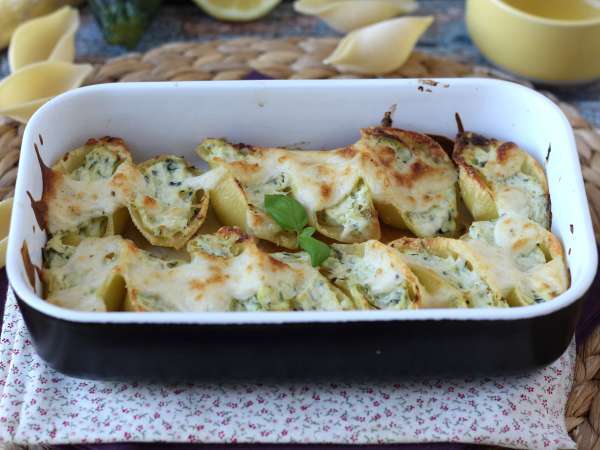 Conchiglioni diisi dengan ricotta, cukini, dan lemon: krim dan au gratin di dalam oven - Persiapan langkah 9
