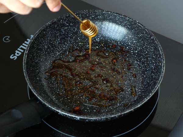 Telur goreng dengan madu dan mozzarella, sarapan ekspres yang manis, asin, dan pedas! - Persiapan langkah 1