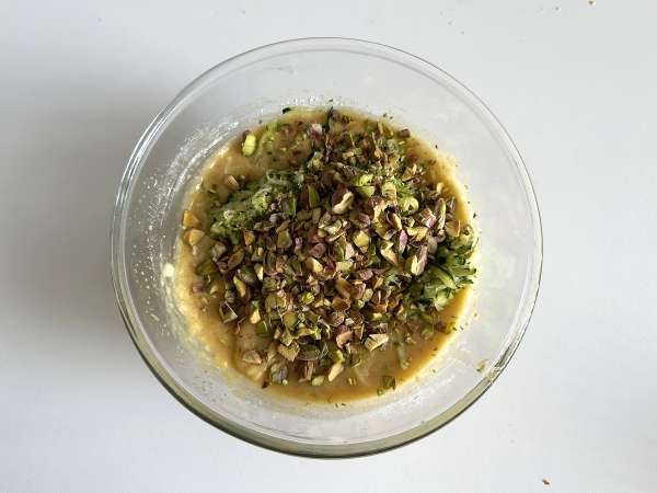Kue pistachio, jeruk nipis, dan cukini yang sangat lembap - Persiapan langkah 6