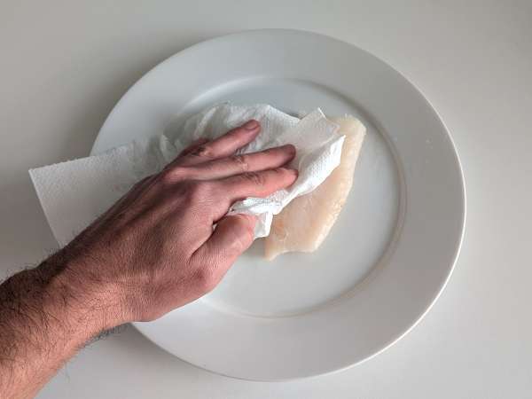 Ikan kod goreng dengan tomat ceri, zaitun, dan lemon: resep ringan dan cepat - Persiapan langkah 1