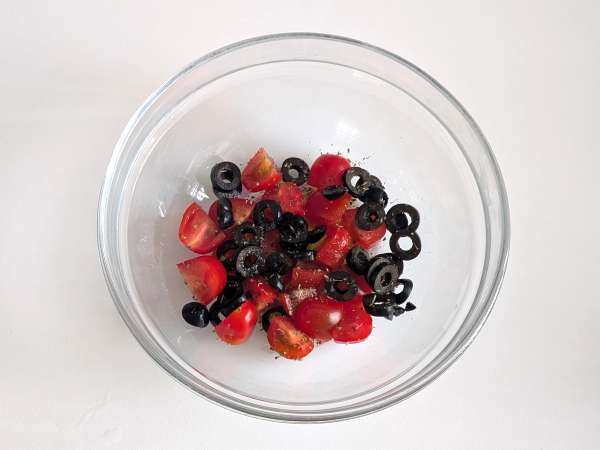 Ikan kod goreng dengan tomat ceri, zaitun, dan lemon: resep ringan dan cepat - Persiapan langkah 2