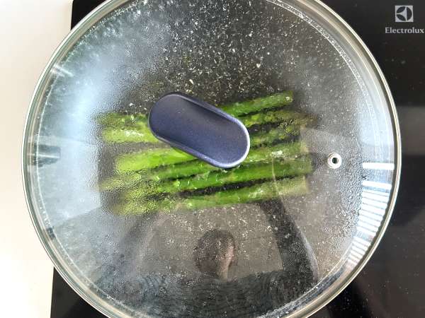 Asparagus, lemon, dan tartin ricotta kemangi - Persiapan langkah 2