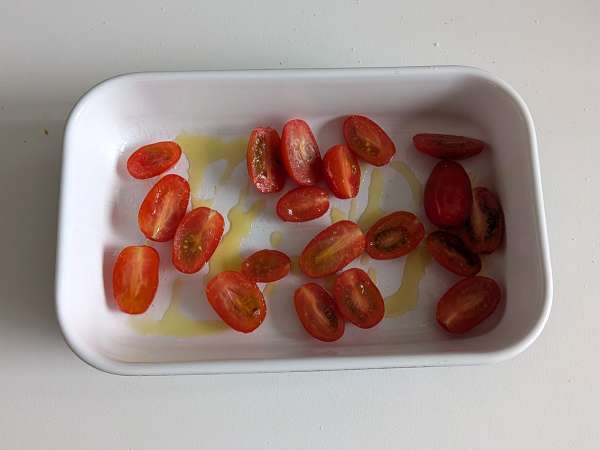 Keranjang roti dengan mozzarella, tomat ceri, dan zaitun hitam - Persiapan langkah 1