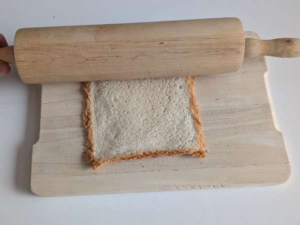 Keranjang roti dengan mozzarella, tomat ceri, dan zaitun hitam - Persiapan langkah 2